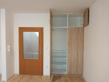 Pokoj s kuchyňskou linkou + skříň