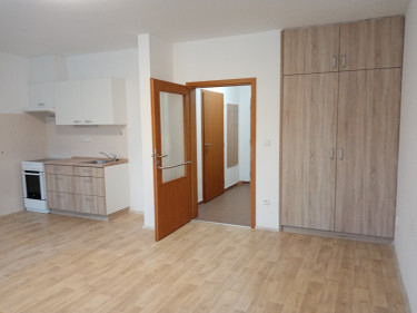 Pokoj s kuchyňskou linkou + skříň